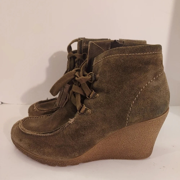 Mia Olive Green Suede Brisk Wedge Booties in Size 8 - Picture 3 of 12